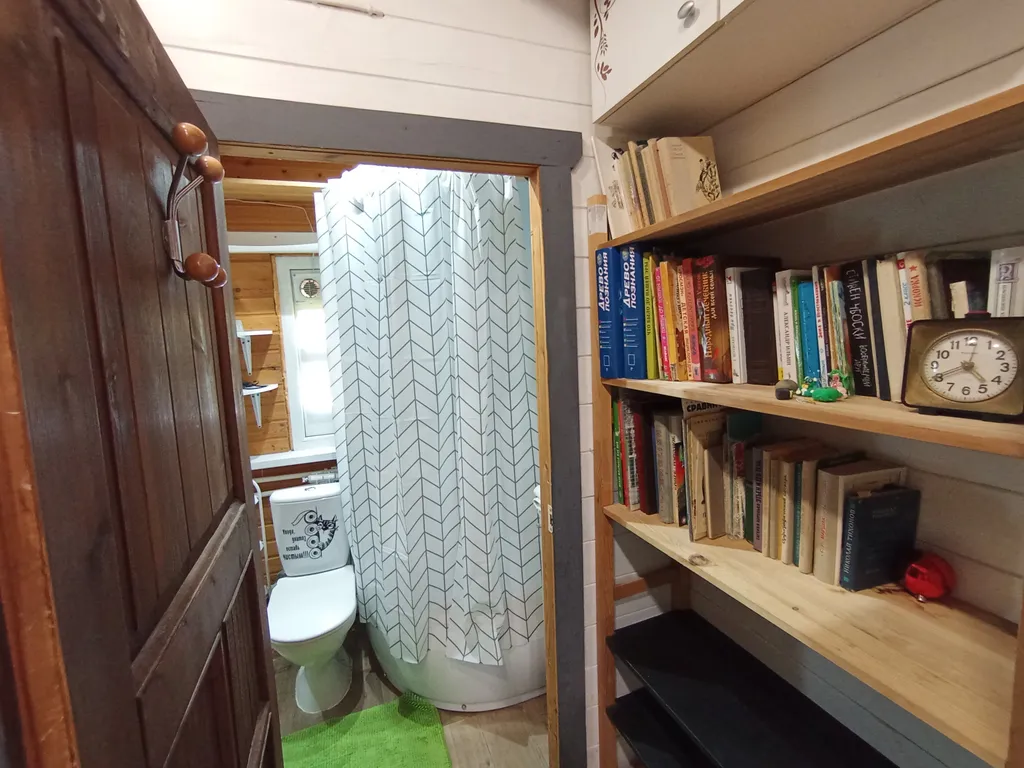 Дом с баней, бассейном и беседкой