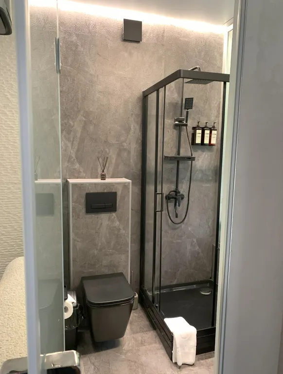 Зеркальный домик с видом на лес