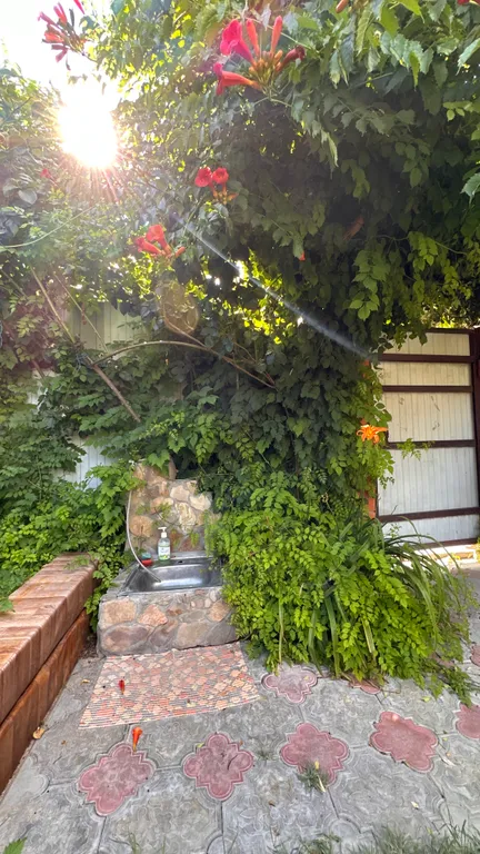 Благоустроенная комната в коттедже с двумя балконами и видом на море.