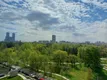 Вид на парк из холла лифта)