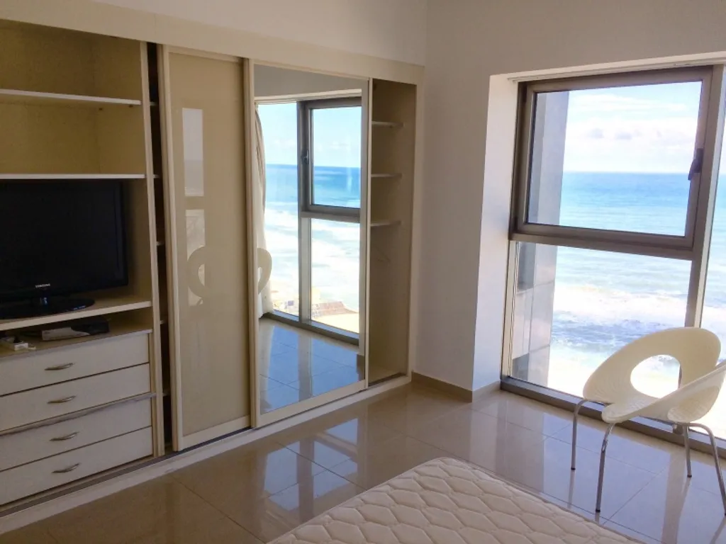 Четырехкомнатная квартира на берегу моря