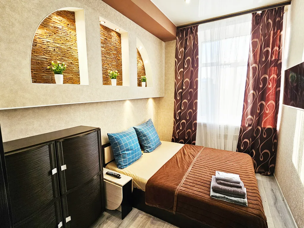 Третий дом возле главного жд вокзала и автовокзала