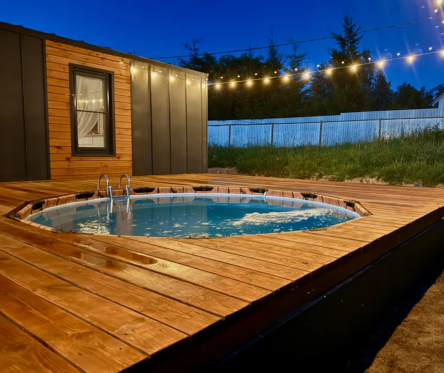 Lodge with pool (дом на берегу рыбинского водохранилища)