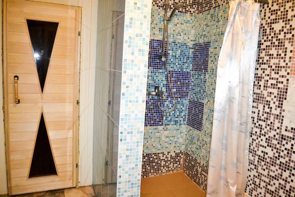 Просторный дом с новой баней и всей инфраструктурой для отдыха