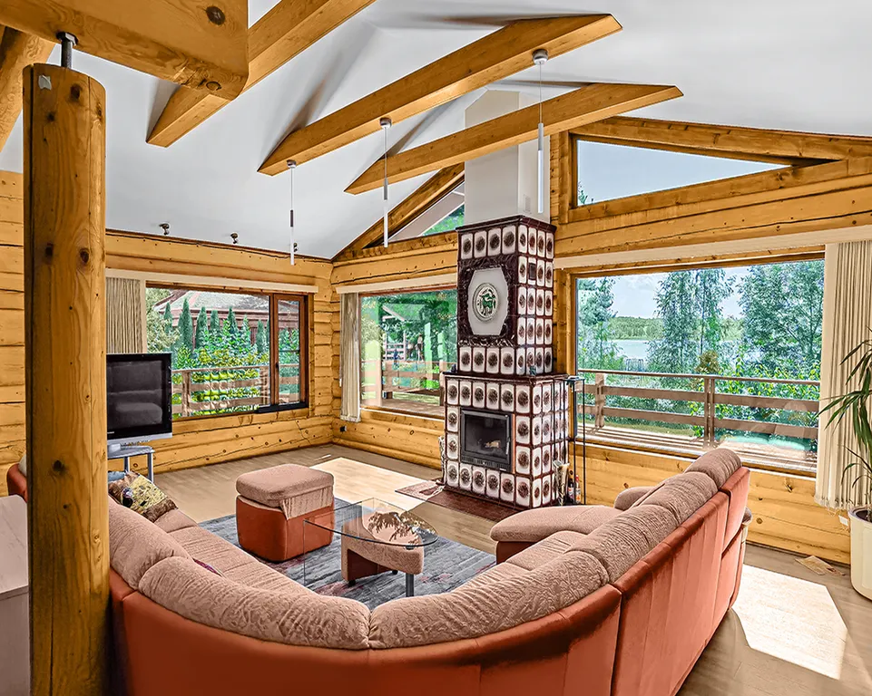 Коттедж в лесу с видом на озеро