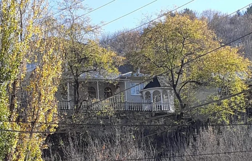 Домик с беседкой