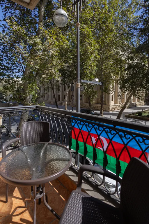 Квартира с видом на бульвар в центре города