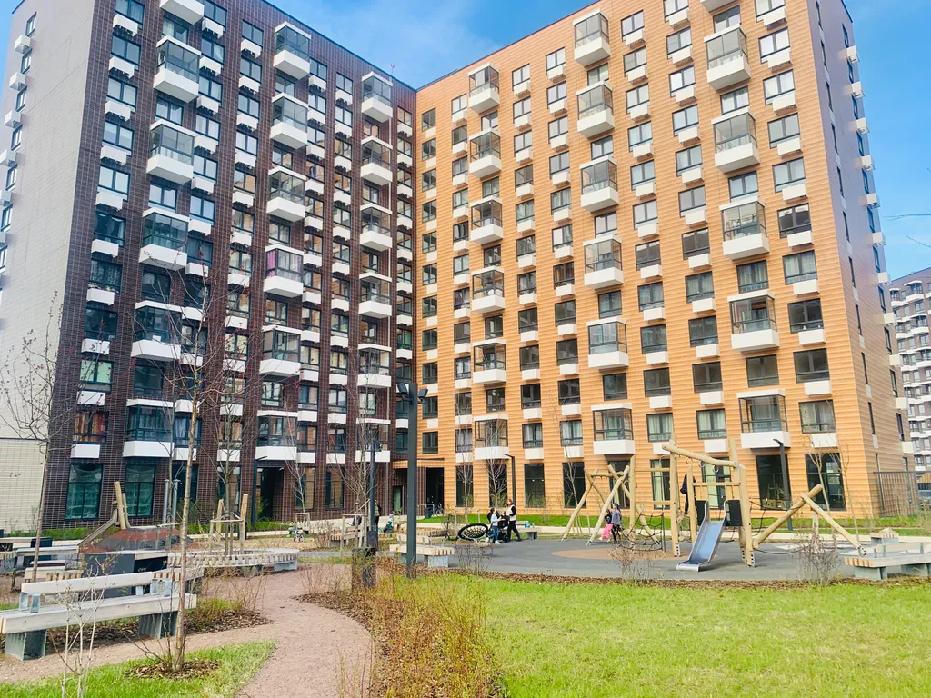 Светлая студия с видом на закат