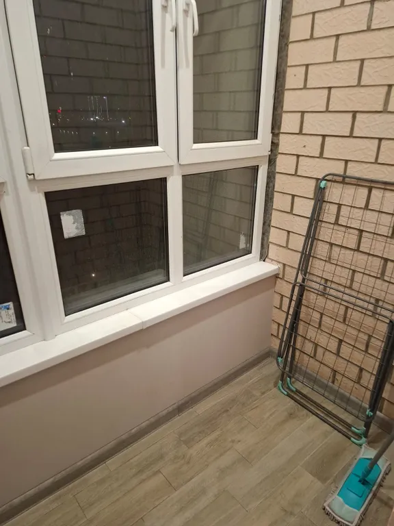 Студия возле аллеи с проигрывателем пластинок