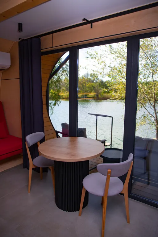 Дом Галька с видом на озеро и горы