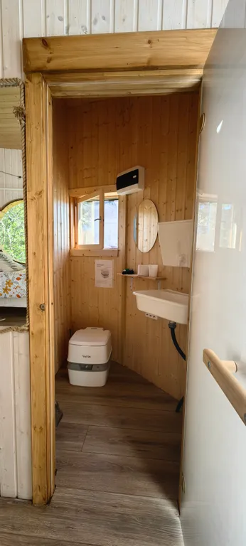 Коттедж Дом на дереве с окном на полу — Веськово