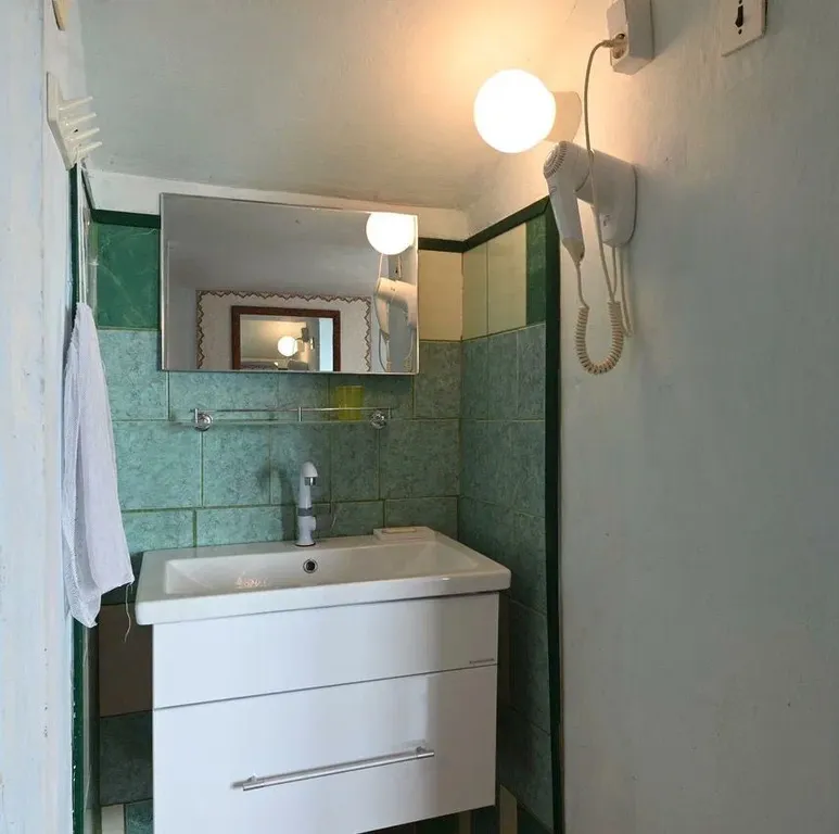 Этаж в коттедже с огромным балконом, 2 спальнями, гостиной и кухней