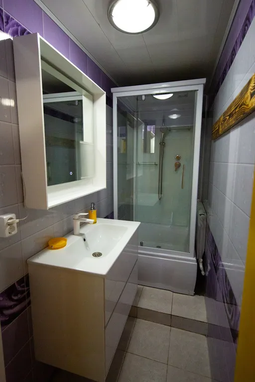 Уютный деревянный дом на берегу реки