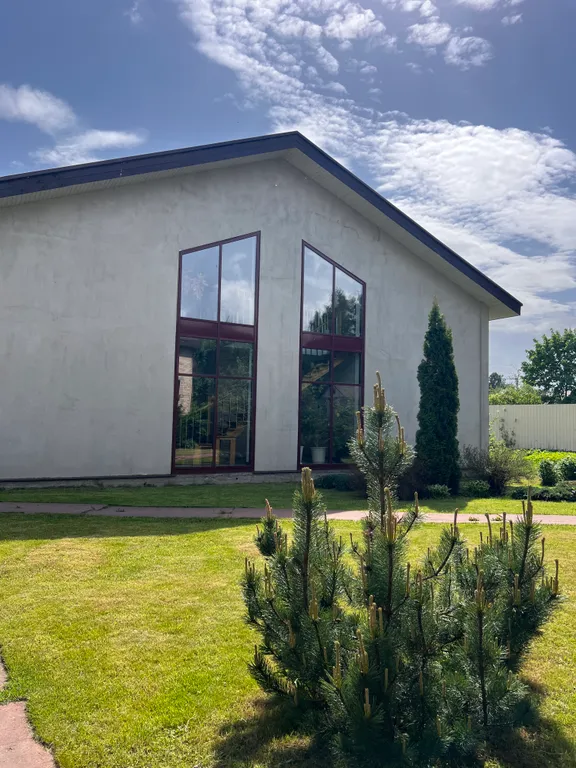 Стильный коттедж с панорамным остеклением у озера