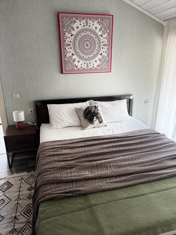 Эко-коттедж в русском стиле с панорамными окнами и террасой в лес