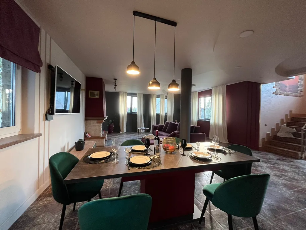 Коттедж на берегу Невы с lounge в гараже