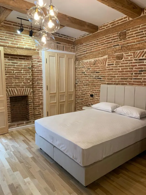 Дизайнерская квартира под старину — аренда посуточно в Тбилиси