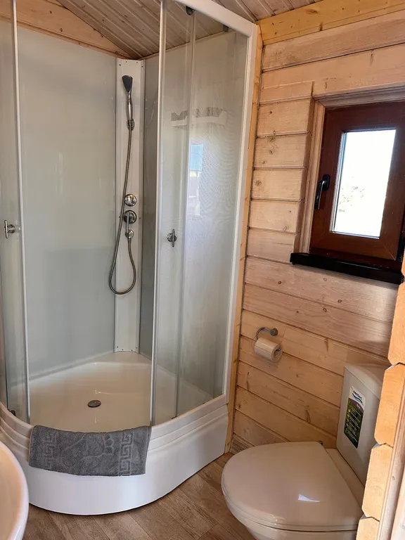 Коттедж Апартаменты с видом на море Комната 35 кв.м, кухня-веранда 18 кв.м. — Кучугуры