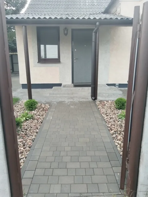 Уютная 2-комнатная квартира с парковкой на территории