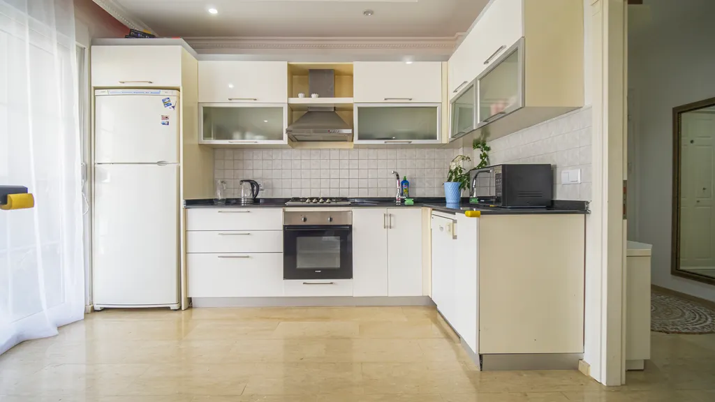 Семейная квартира с бассейном рядом с морем