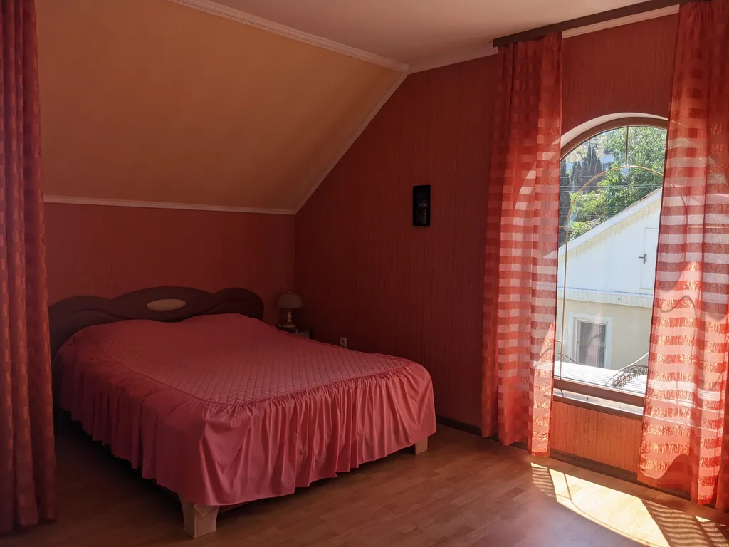 Квартира Просторный номер с балконом — аренда посуточно в Рыбачье