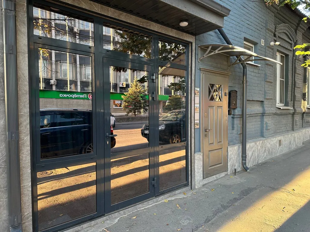 Отдельная квартира-студия с парковкой в центре города