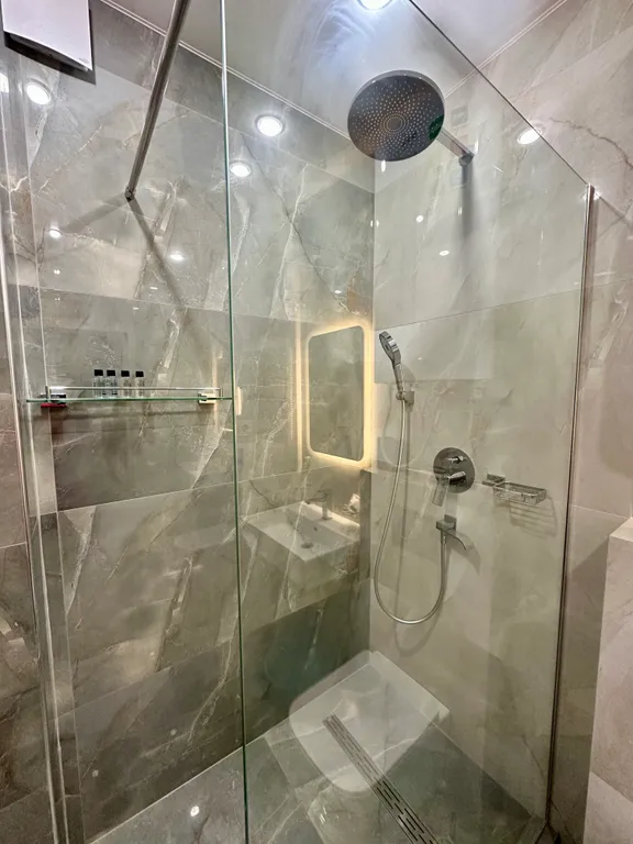 Двухуровневый полулюкс с зоной отдыха на крыше и видом на бассейн