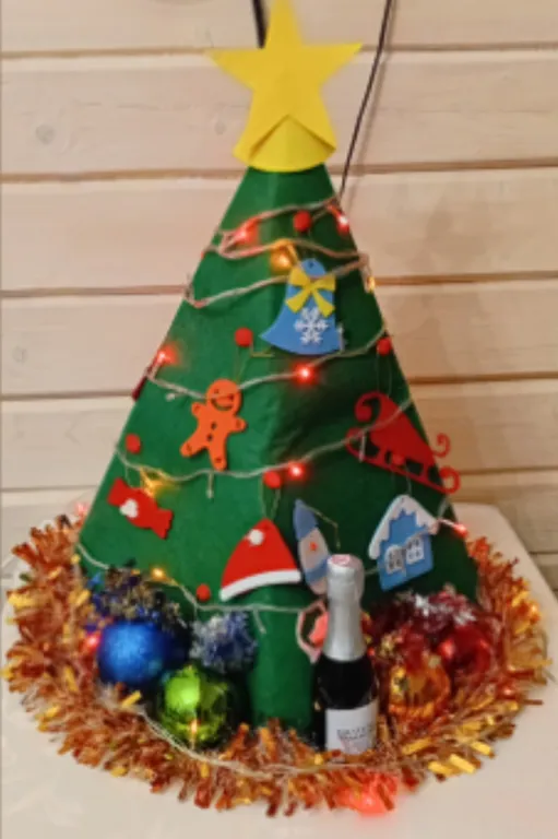 Утро в сосновом бору у озера