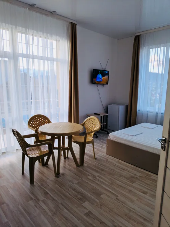 Квартира Четырёхместный номер люкс с балконом С видом на город и горы — аренда посуточно в Судак