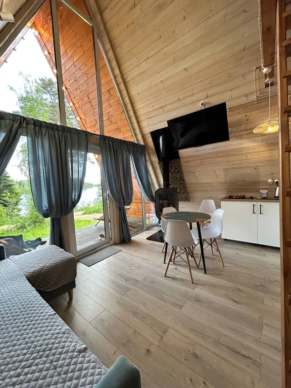 Стильный А-фрейм на берегу озера