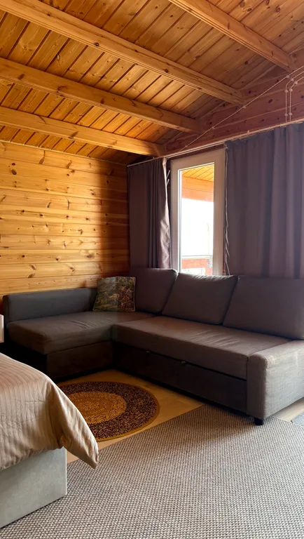 Домик на берегу с видом на море