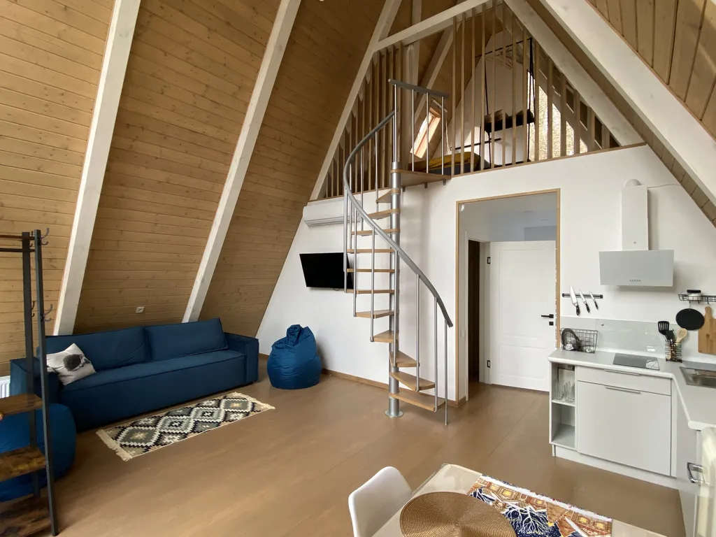 Уютный альфа домик в лесу