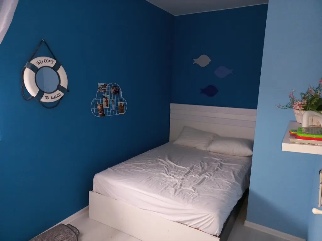 Дом с видом на море и отдельно стоящей баней.