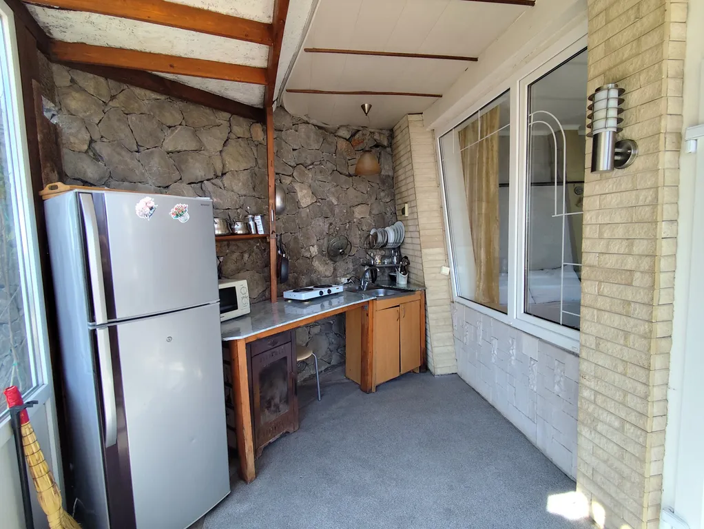 Уютный двухкомнатный домик в райском саду с видом на море