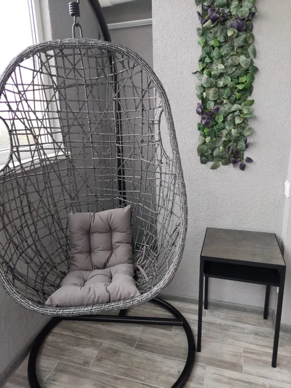 Студия с камином и креслом - коконом для двоих