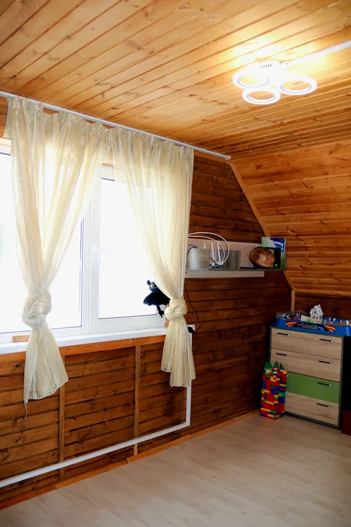 Коттедж на берегу реки с видом на сосновый лес