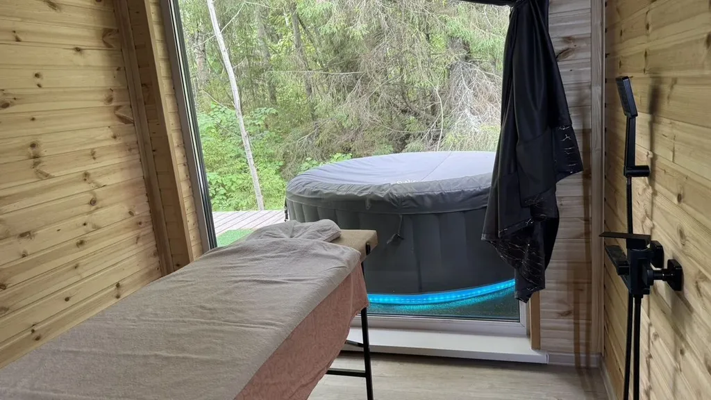 Дом с баней и ванна в лесу