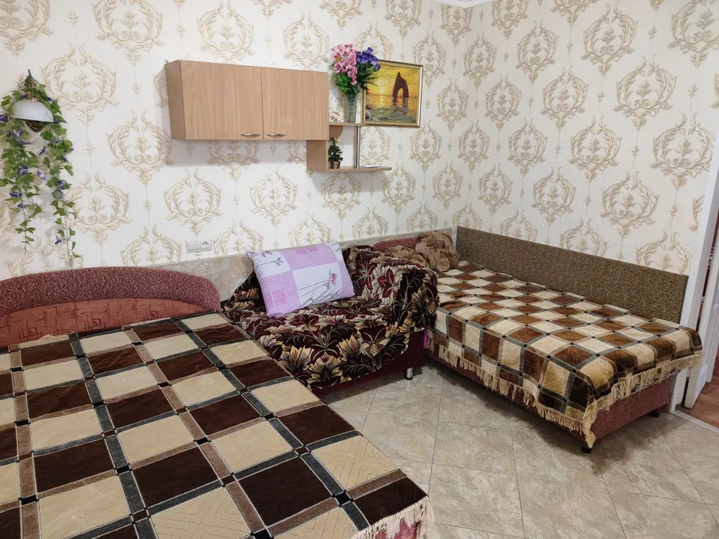 Уютный дом с зелёным двориком и зоной барбекю