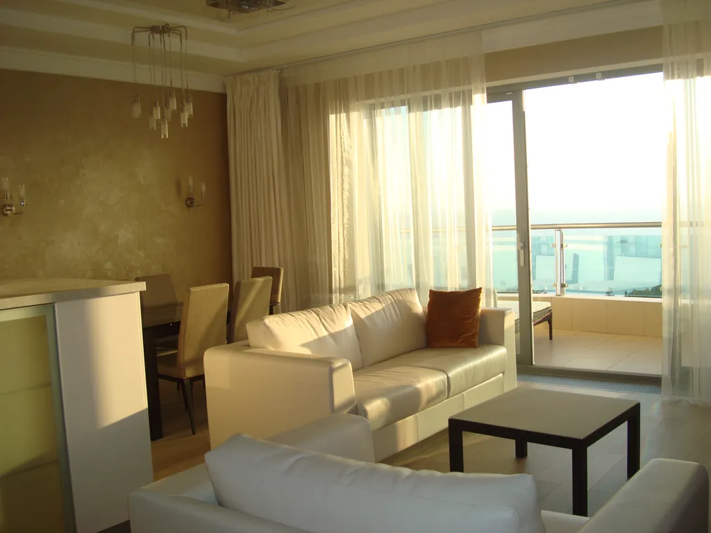 3-комнатная квартира с бассейном у моря