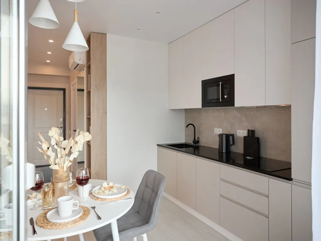 Евро двухкомнатная квартира с боковым видом на море