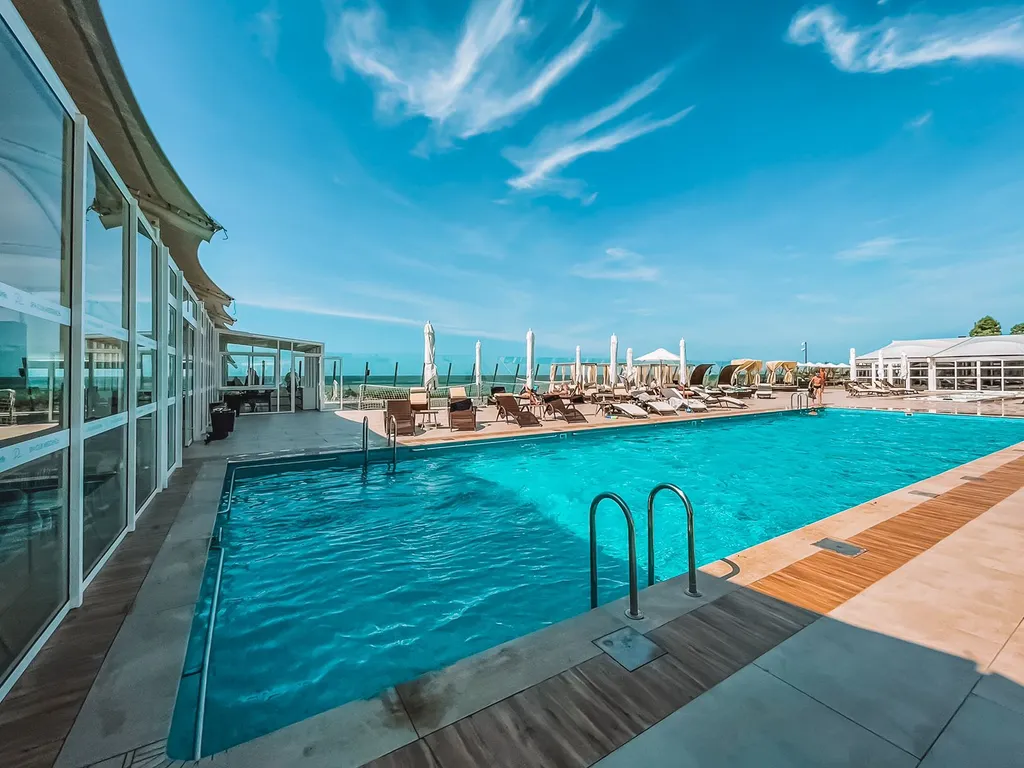 Уютная двухкомнатная квартира с дизайнерским ремонтом возле моря