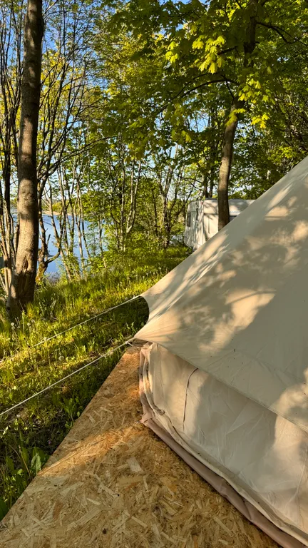 Большой шатёр в кемпинге вблизи озера