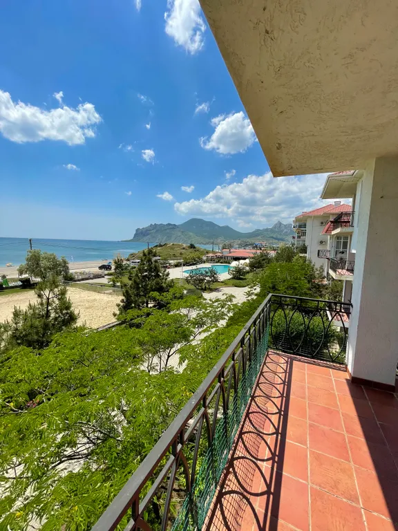 Двухуровневые апартаменты с видом на море и пляж