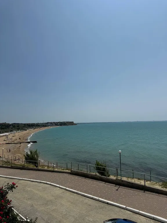 Белый коттедж на первой линии моря