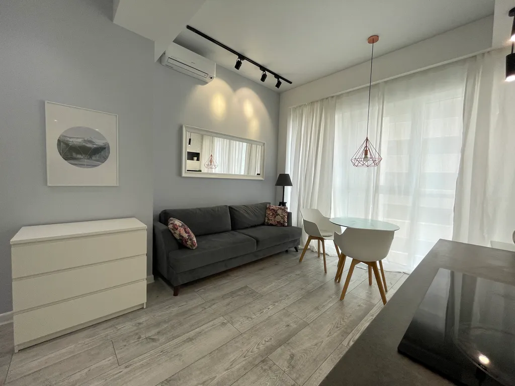 Красивая однокомнатная квартира с балконом на первой линии у моря