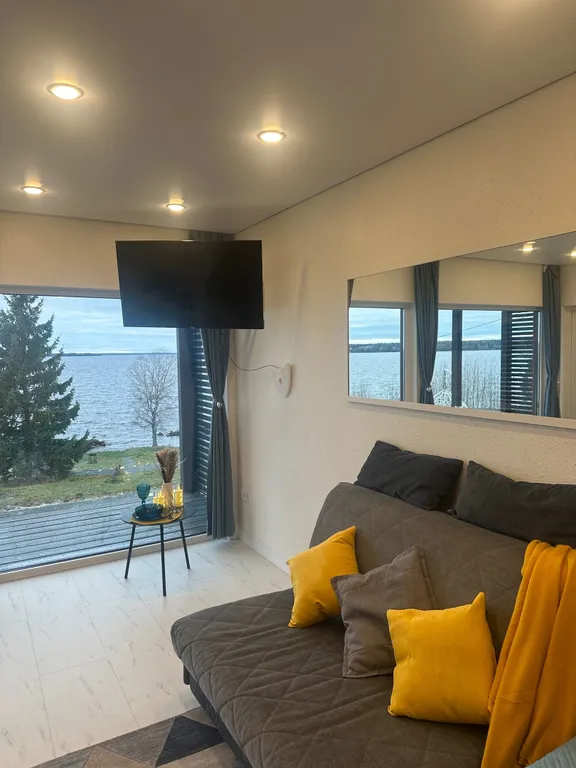 Студия с панорамными окнами с видом на озеро