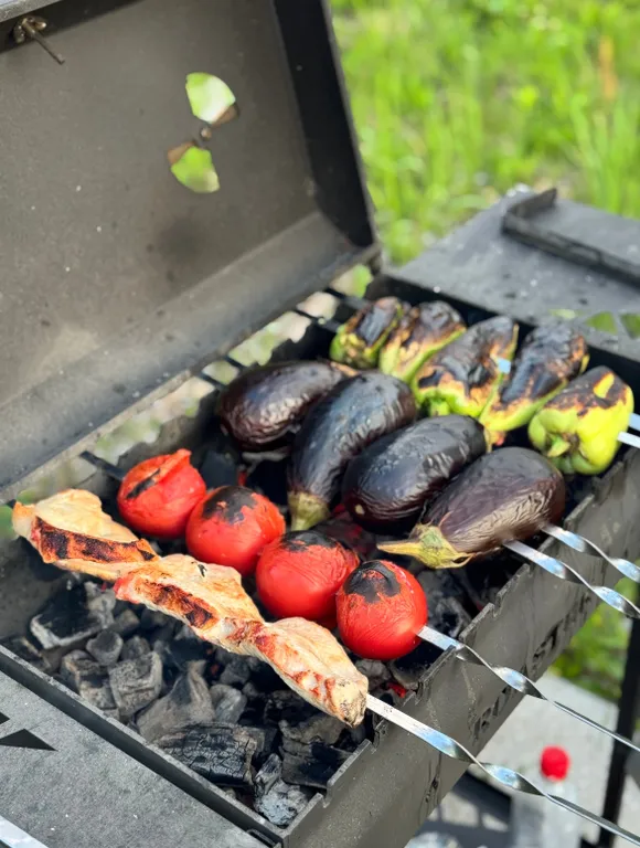 Дом Под Покровом на тихой улице с видом на монастырь