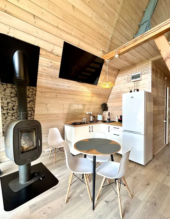 Стильный А-фрейм на берегу озера