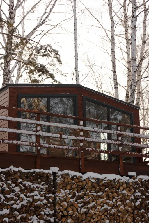 Уютный домик на берегу реки