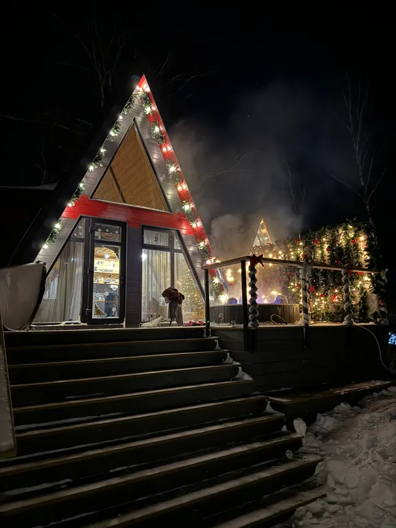 Современный дом у озера с купелью и своим катком. В феврале скидки